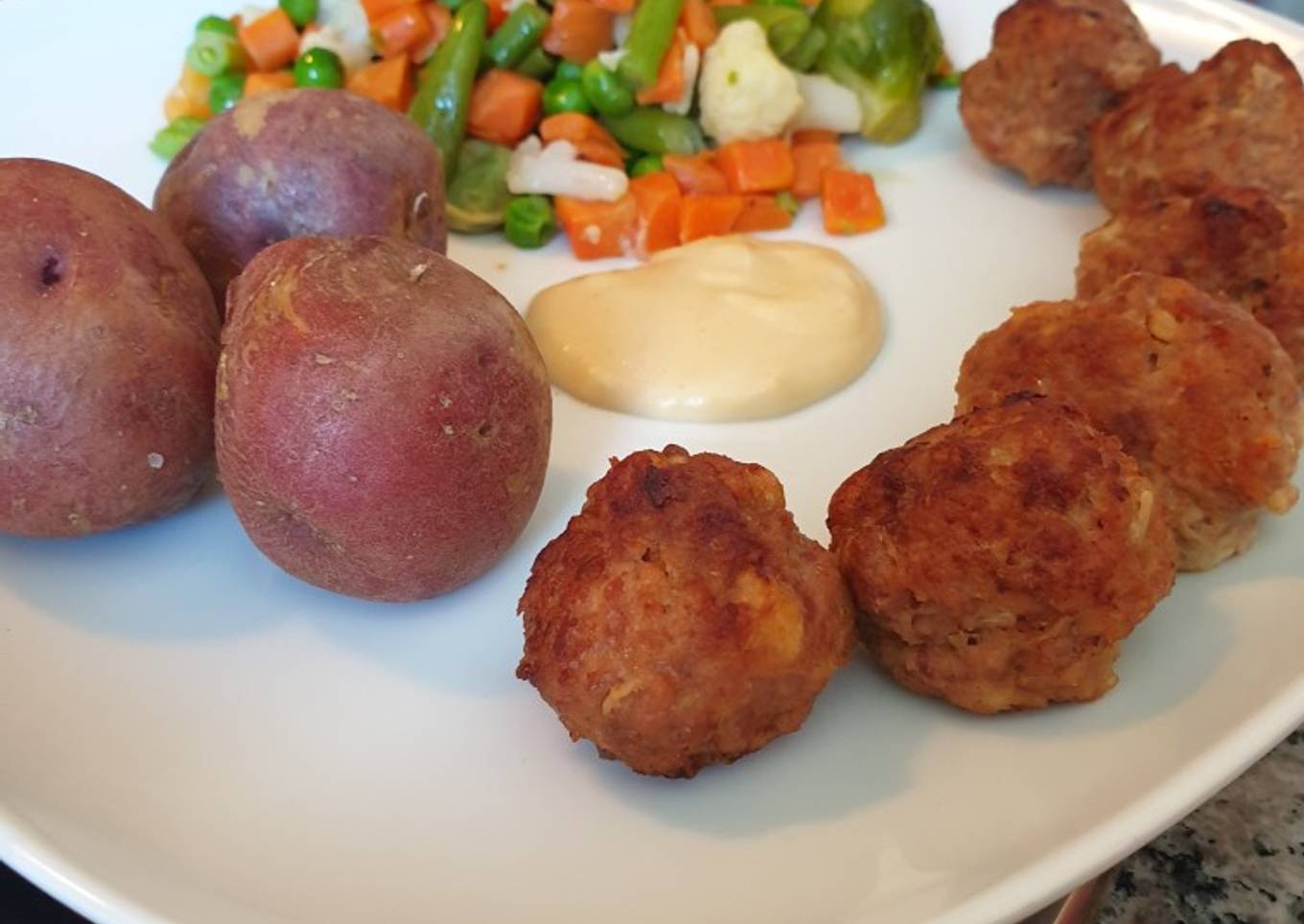 Albóndigas con papas antiguas de Canarias