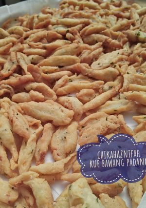 Foto resep Kue bawang khas Padang. Empuk banget, renyah!! Simple! Jadul!