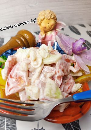 Zdjęcie przepisu Surówka z cebuli, ogórka gruntowego i pomidorów w śmietanie.