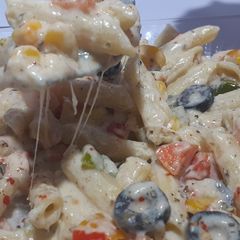 A picture of White sauce pasta.