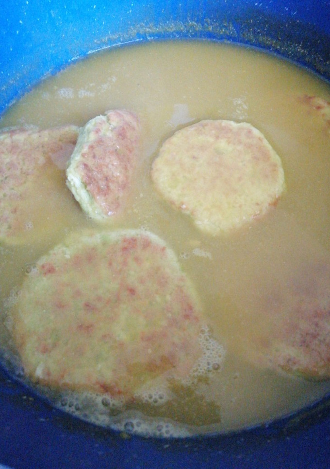 Una foto de Tortitas de habas en salsa verde