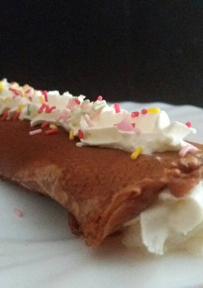 Una foto de Crepe de nesquik con nata