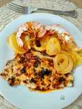 Dorada al horno con gambones, patata y cebolla