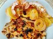 Una foto de dorada al horno con ajo y perejil