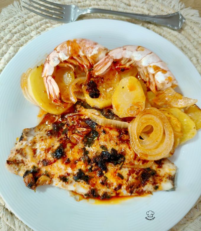 Foto principal de Dorada al horno con gambones, patata y cebolla