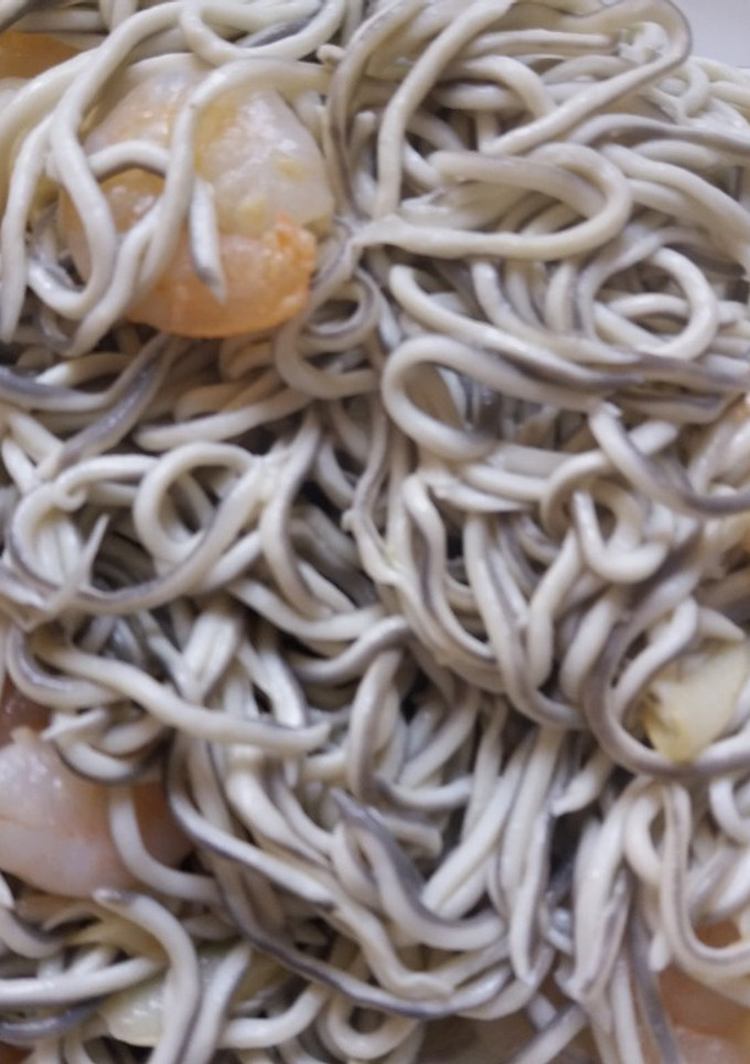 Una foto de Gulas Salteadas con Gambas y Guindilla