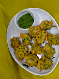 મેથી ની ભાજી ના ભજીયા રેસીપી મુખ્ય ફોટો