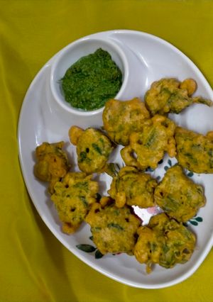મેથી ની ભાજી ના ભજીયા રેસીપી મુખ્ય ફોટો