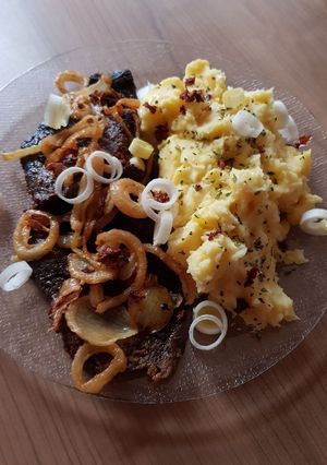 Pácolt tarja hagymakarikákkal krumplipürével 😄🍽 recept fotója