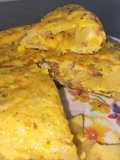 Tortilla de patatas, chorizo, y cebollas