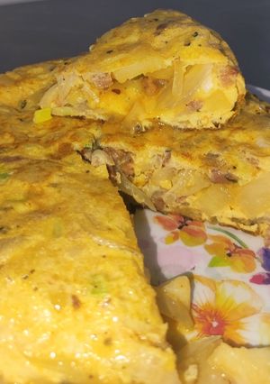 Una foto de Tortilla de patatas, chorizo, y cebollas