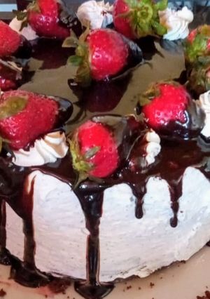 Una foto de Torta de Chocolate con Frutillas y Crema! ❤️🇦🇷
