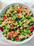 Quinoa con peperoni, zucchine e piselli
