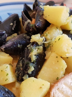 Foto di Cozze, patate, scalogno e zafferano