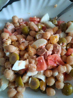 Una foto de Ensalada de garbanzos