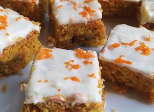 Una foto de Cuadrados Carrot Cake / Zanahoria & Avena