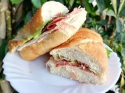 Una foto de baguette de jamón serrano
