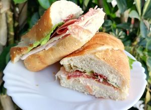 Una foto de Baguette de jamón serrano 😍