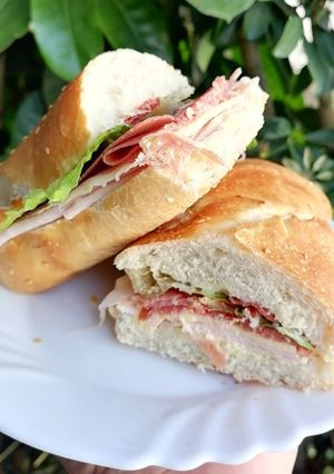 Una foto de Baguette de jamón serrano 😍