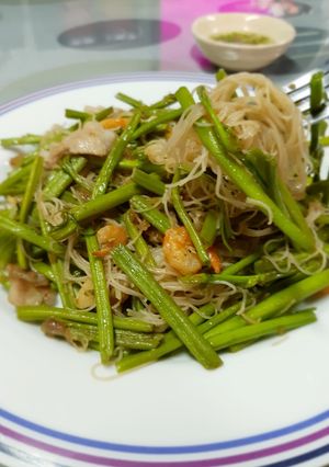 รูปของ เส้นหมี่ผัดกระเฉดชะลูดน้ำ