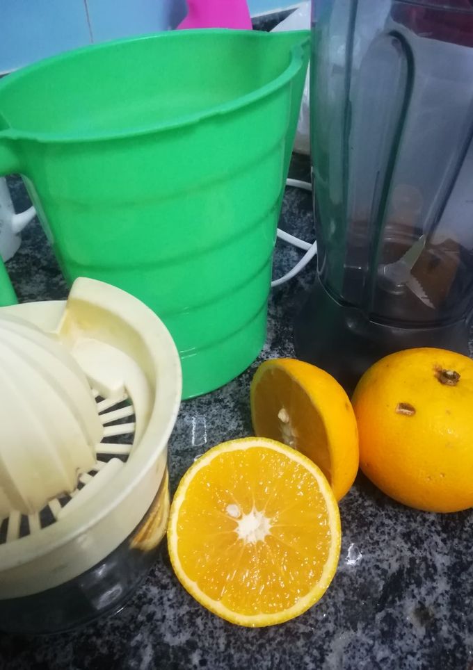 Una foto de Jugo de naranjas 👉 ideal para el invierno y las defensas!