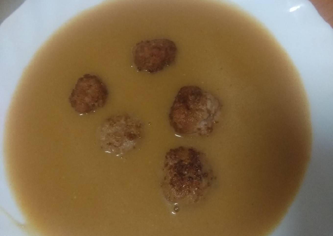 Sopa de ajo con albóndigas