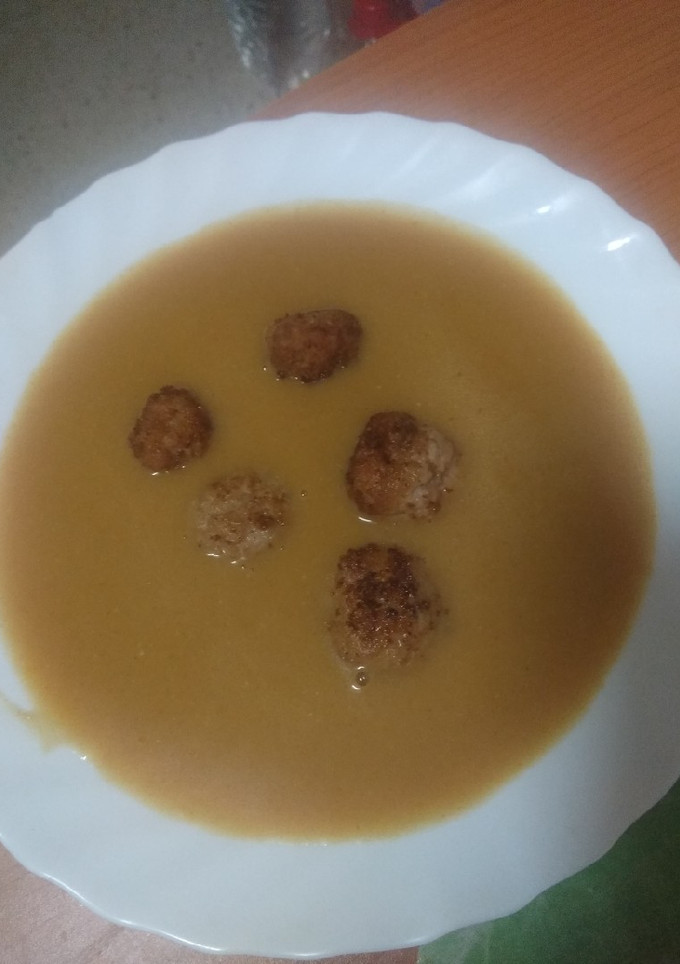 Una foto de Sopa de ajo con albóndigas