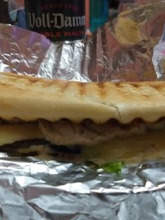 Una foto de Bocata de lomo acompañado