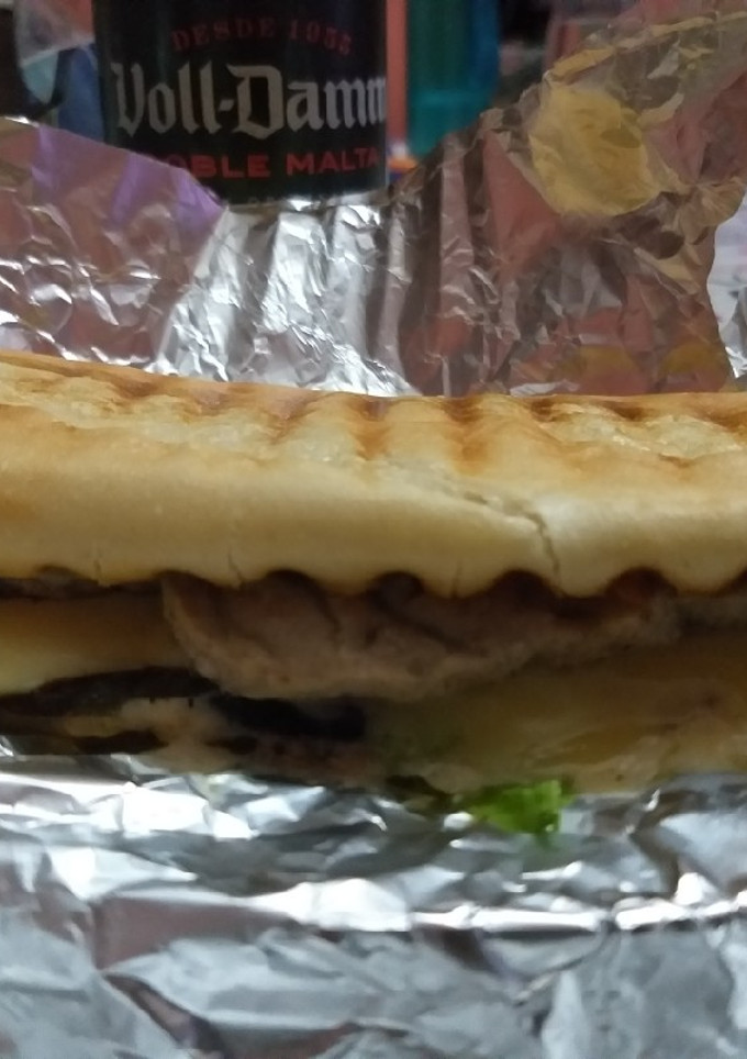 Una foto de Bocata de lomo acompañado