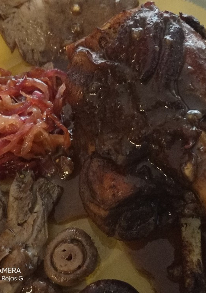 Una foto de Codillo de cerdo al horno 🐷🐽