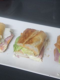 Una foto de Bocadillo de jamón dulce y queso fresco salado