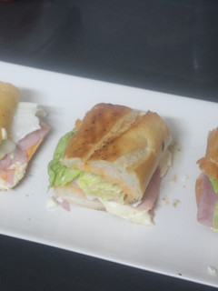 Una foto de Bocadillo de jamón dulce y queso fresco salado
