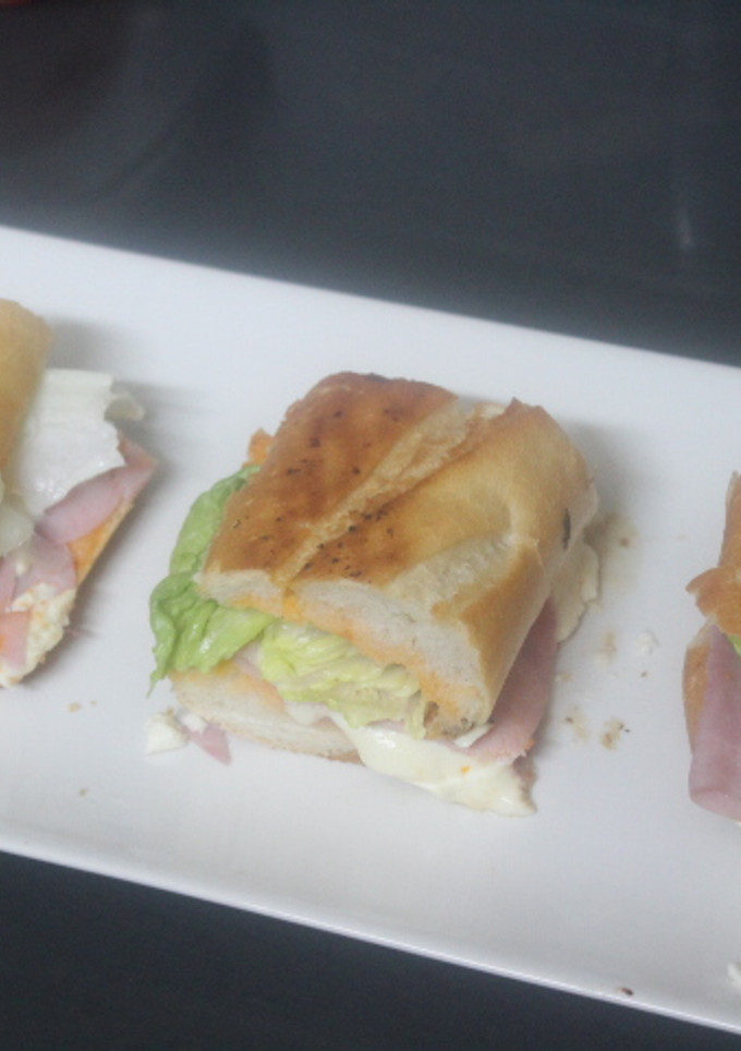 Una foto de Bocadillo de jamón dulce y queso fresco salado