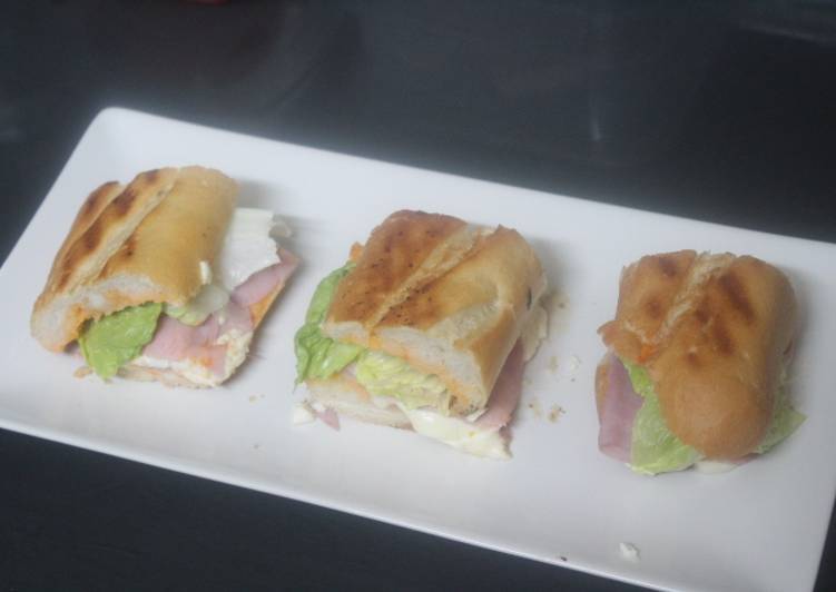Bocadillo de jamón dulce y queso fresco salado