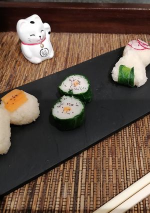 Une photo de Assortiments de sushis végétariens aux radis noir