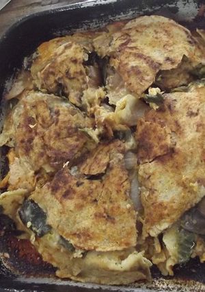 Una foto de Tortilla con chile poblano, frijoles y queso al horno para cenar al pirul