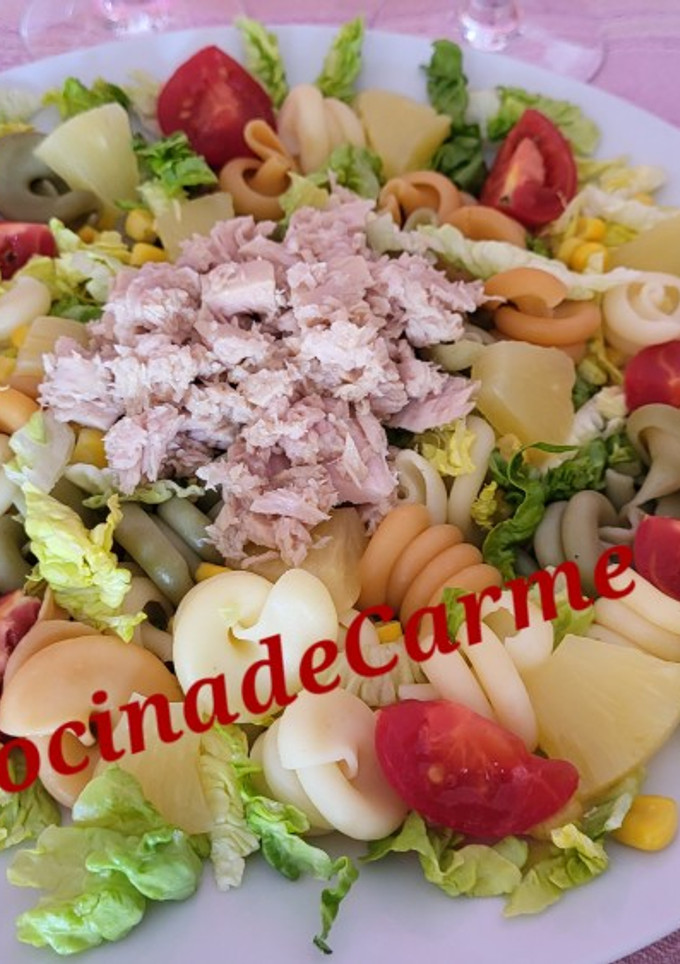 Una foto de Ensalada de pasta con piña, atún y más ingredientes