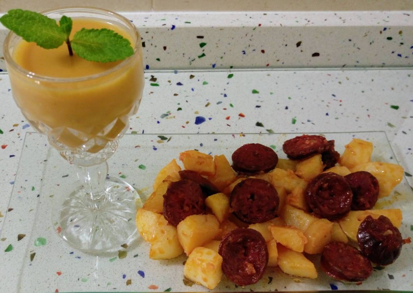 Patatas salteadas con chorizo ibérico y crema de verduras