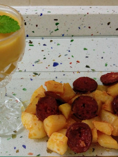 Una foto de Patatas salteadas con chorizo ibérico y crema de verduras