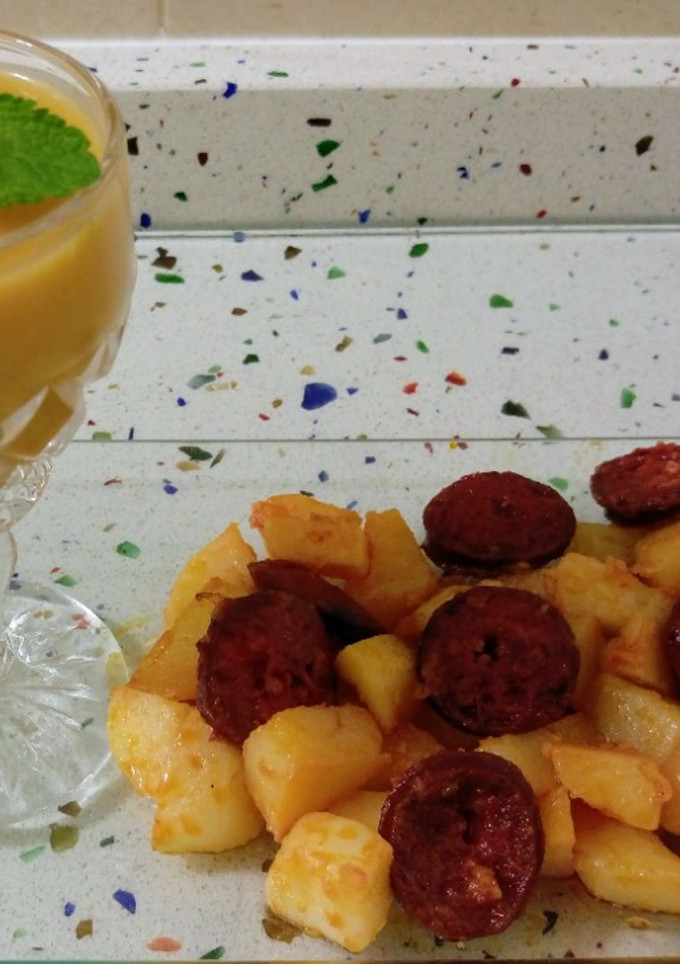 Una foto de Patatas salteadas con chorizo ibérico y crema de verduras