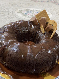 صورة لوصفة كيكة الشوكولاتة بالصوص اللذيذ 🍫🥧