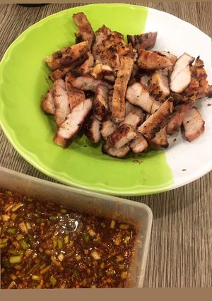 รูปของ หมูย่าง + น้ำจิ้มแจ่ววว หรือเป็นน้ำตกหมูย่าง เพียงแค่คลุกรวมกัน 🤤🤤