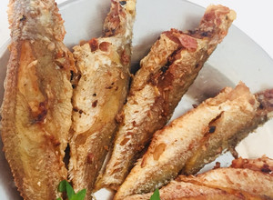 Hình của món Cá đù chiên tỏi 🐟🐟.
