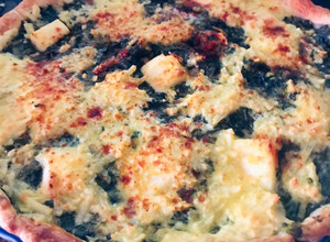 Una foto de Tarta de Pollo Espinacas y Queso Cremoso ♥️