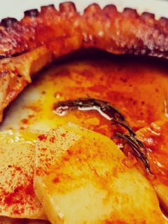 Una foto de Pulpo a la brasa🐙hecho en barbacoa con brasas