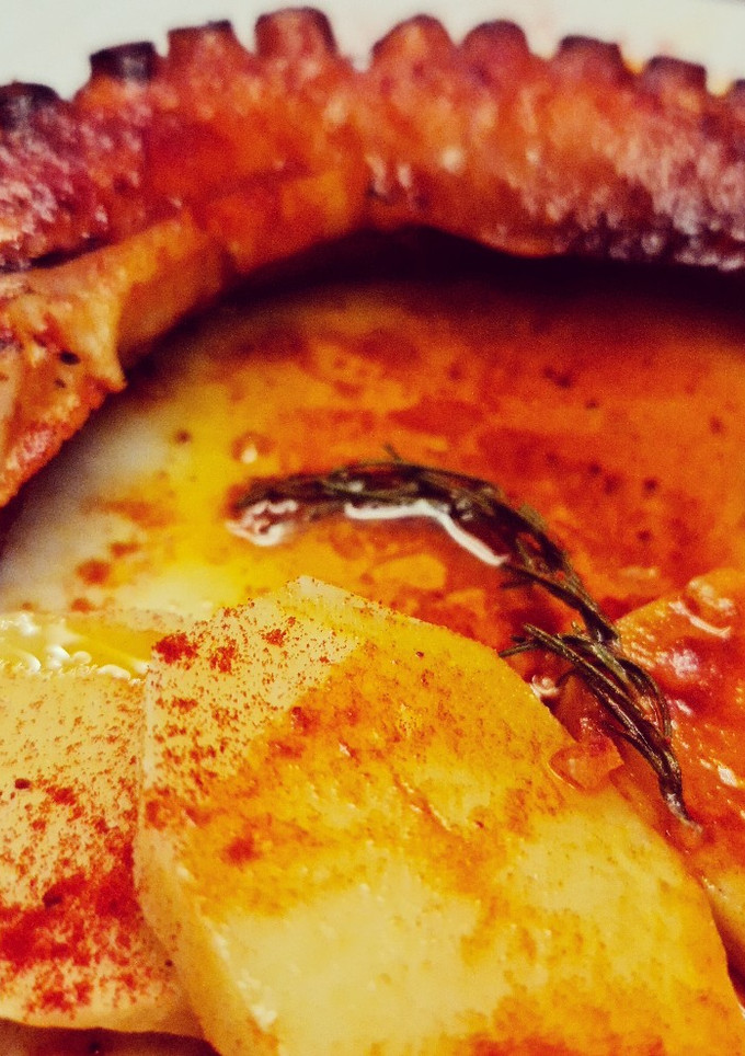 Una foto de Pulpo a la brasa🐙hecho en barbacoa con brasas