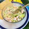 Elote y camarón en ensalada