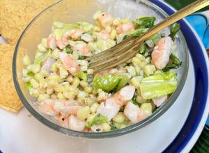 Una foto de Elote y camarón en ensalada