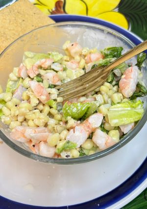 Una foto de Elote y camarón en ensalada