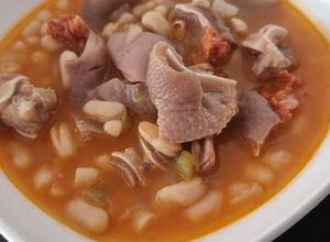 Foto principal de Alubias blancas con oreja y chorizo al estilo de pepa